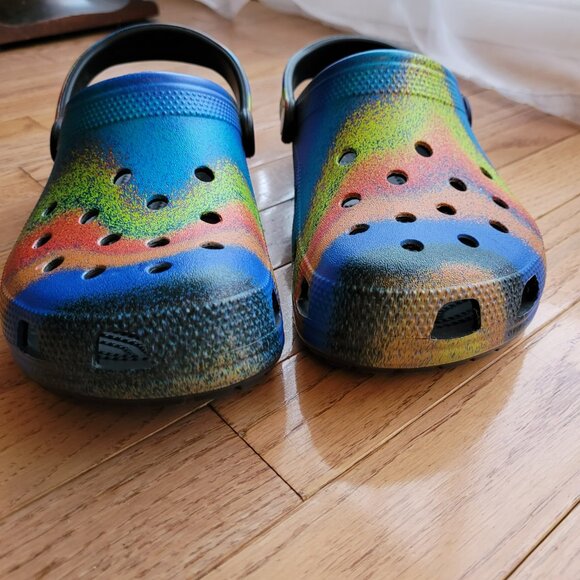 CROCS Black/Multi Spray Dye Unisex-Adult Classic Tie Dye Clogs Clog M8/W10 - Picture 3 of 7